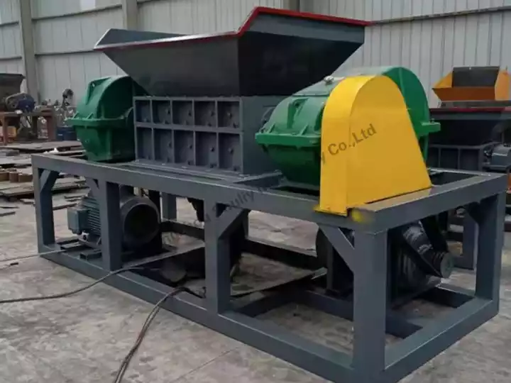 Wooden pallet shredding machine
