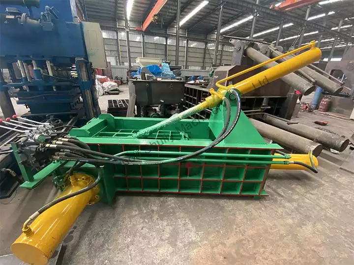 Iron scrap pressing machine